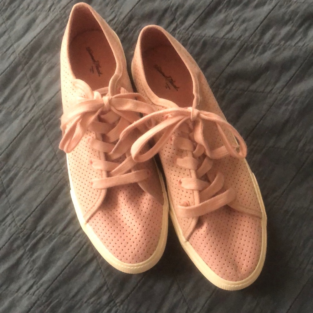 Womens Universal Thread lace up shoes NWOT